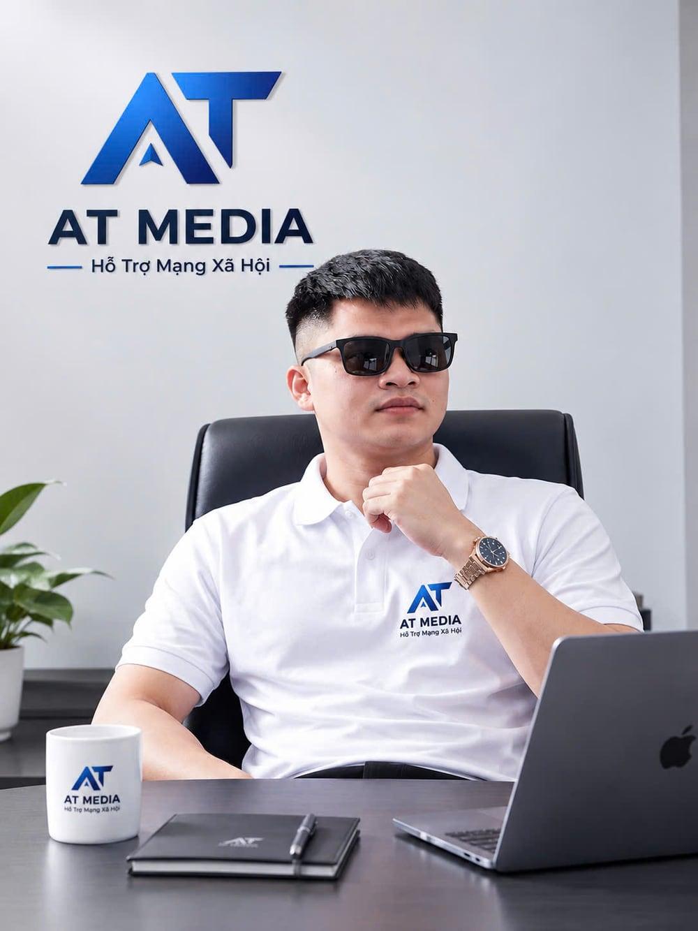 Chuyên viên AT Media ngồi làm việc tại văn phòng