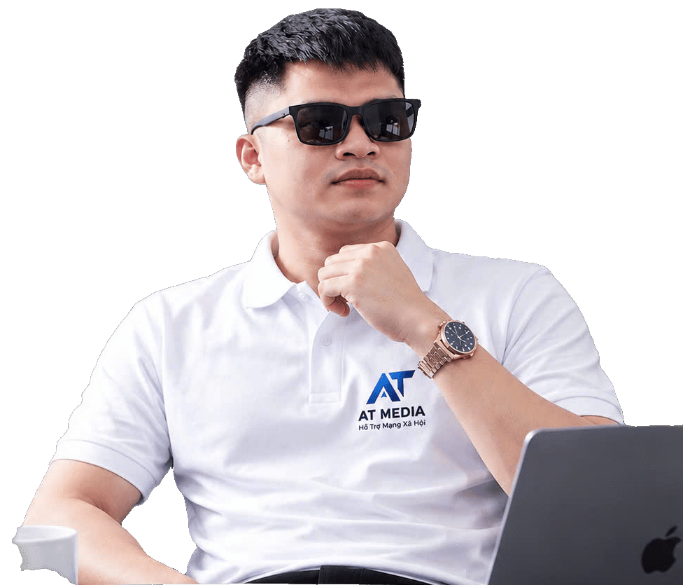 Chuyên viên AT Media ngồi làm việc bên laptop