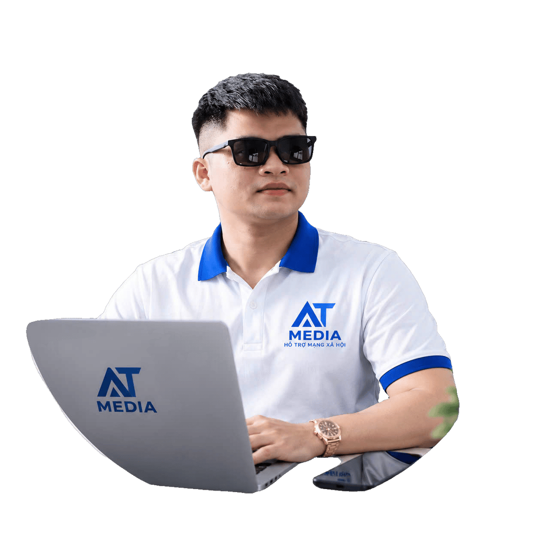 Chuyên viên AT Media đang hướng dẫn trên laptop